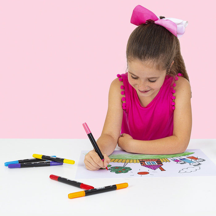 girl drawing with felt tip pens